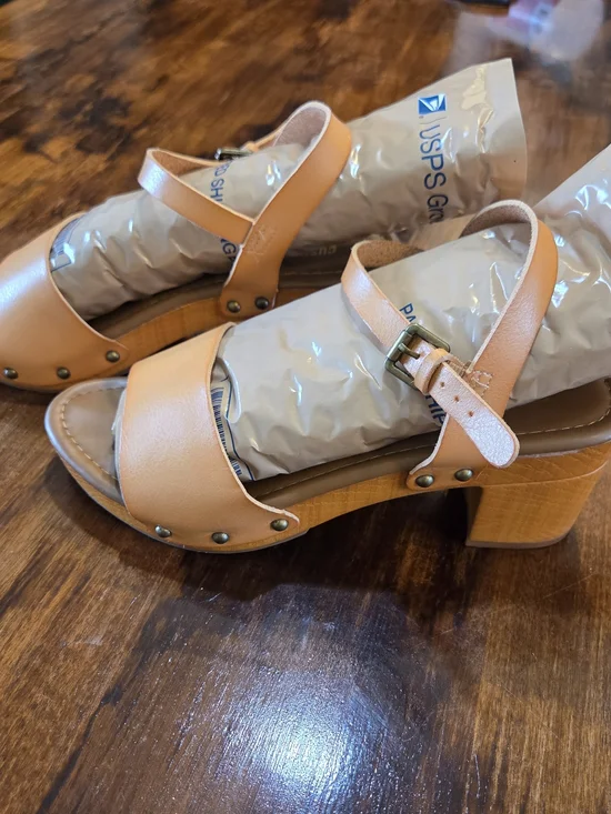 CUSHIONAIRE Sloan Faux Wood Sandals Honey Size 7.5 cottegcore whimsy boho - Picture 2 of 7